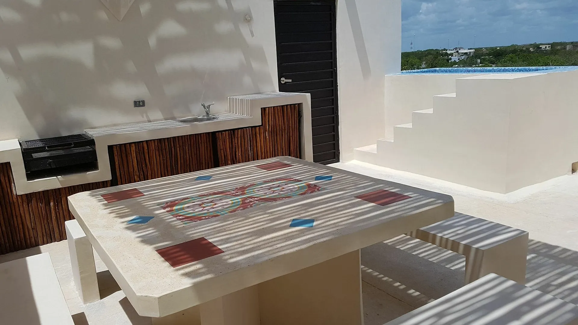 Rooftop Pool Apartments 툴룸