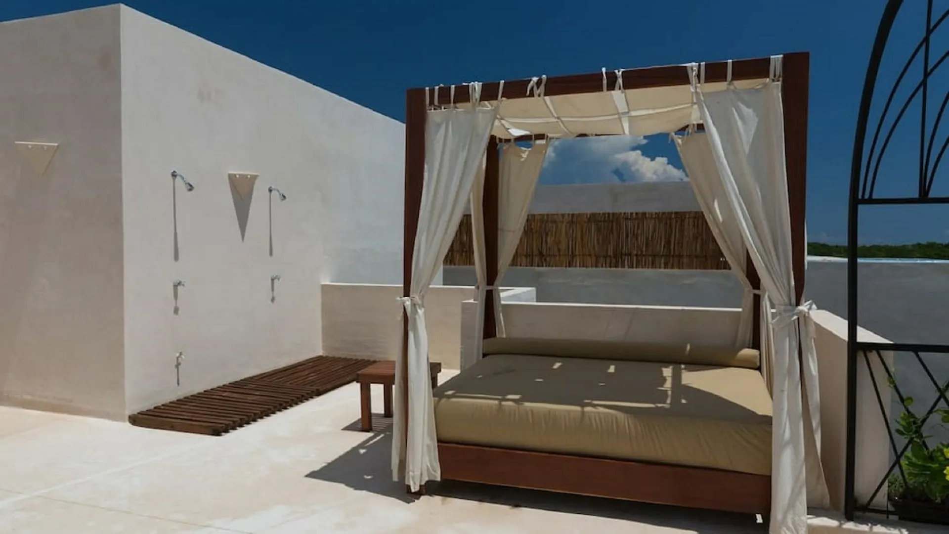 Rooftop Pool Apartments 툴룸