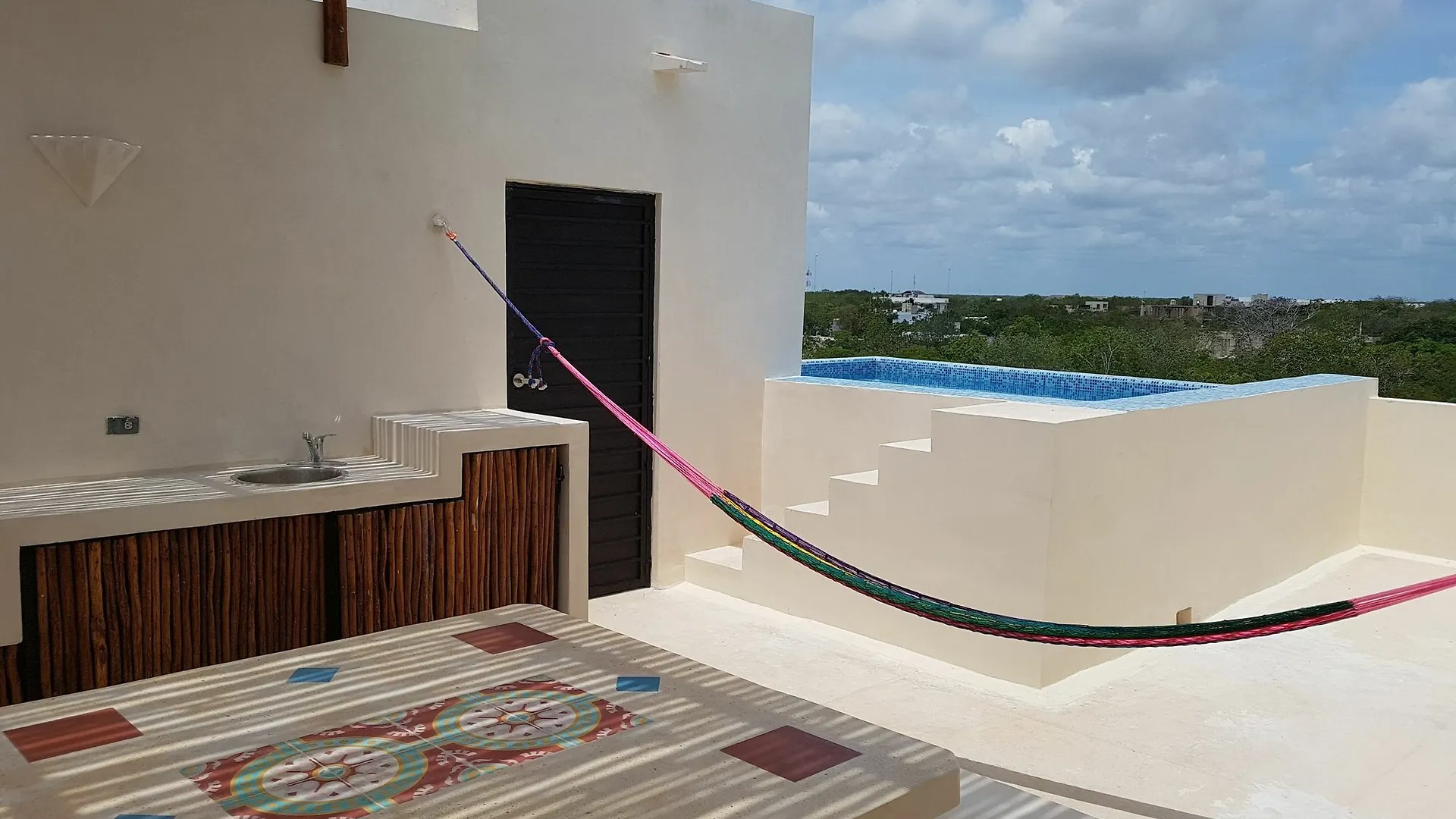 Rooftop Pool Apartments 툴룸