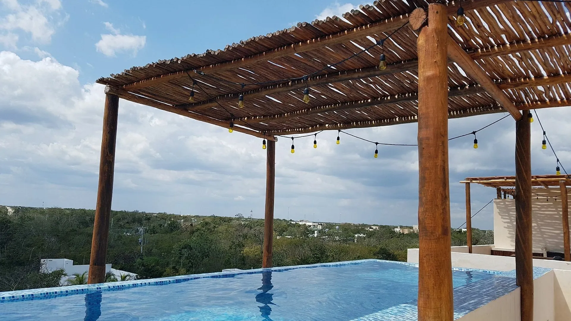 Rooftop Pool Apartments 툴룸